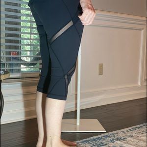 🍋Lululemon Black Cropped Pants Size 6!